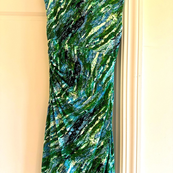 Flattering Dress. - Picture 3 of 4